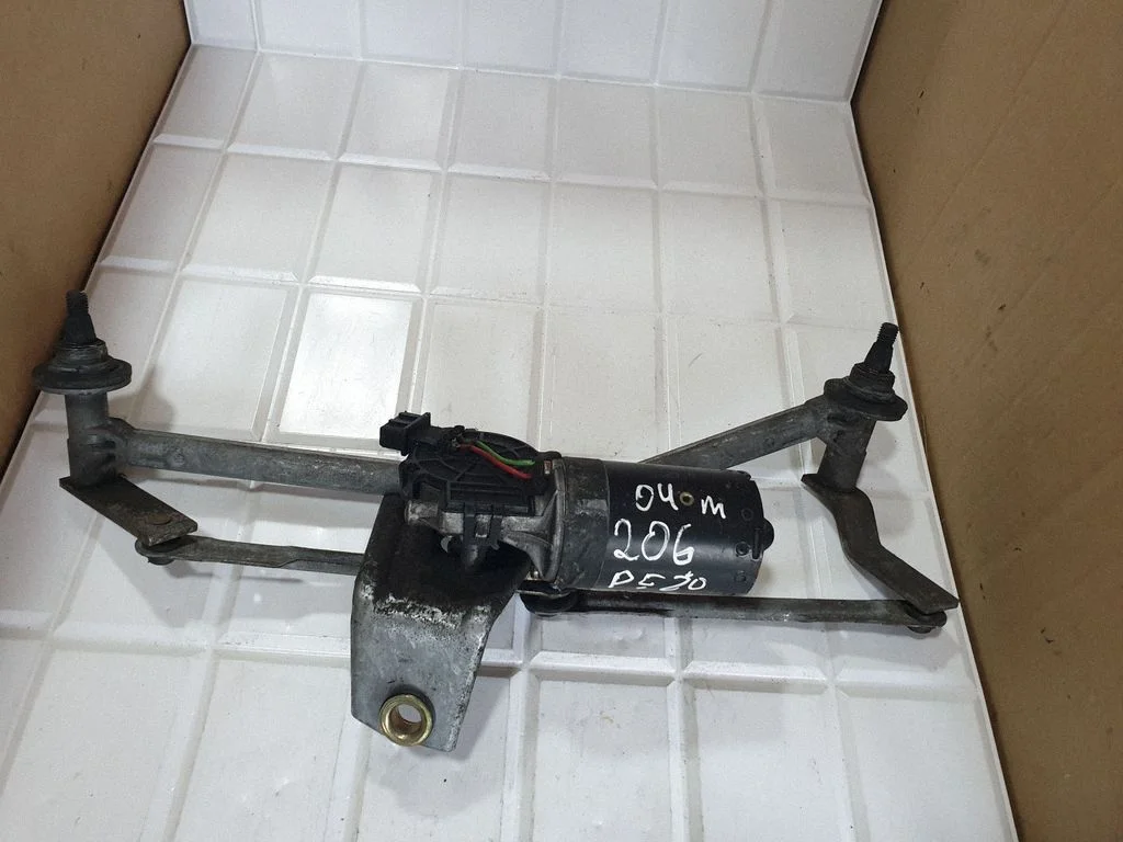 Front wiper linkage and motor