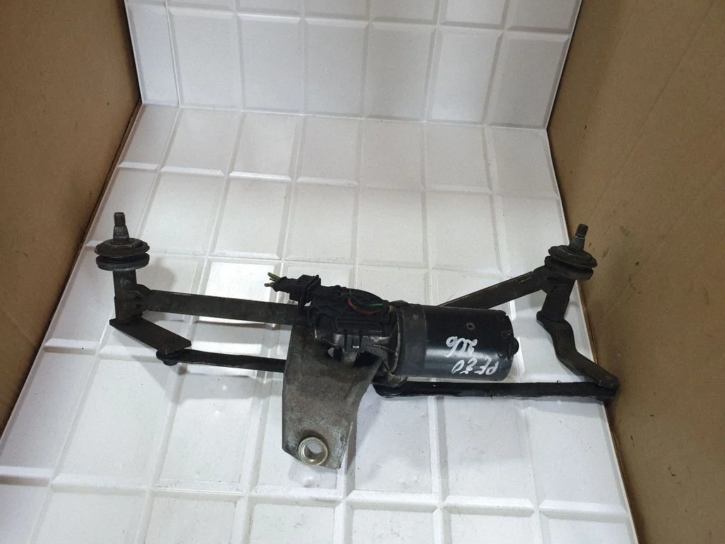 Front wiper linkage and motor