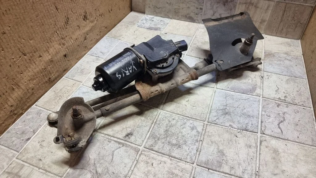 Front wiper linkage and motor – Toyota Yaris Verso (1999-2005)