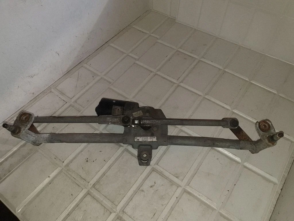 Mechanizm wycieraczek z silniczkiem 1U1995023