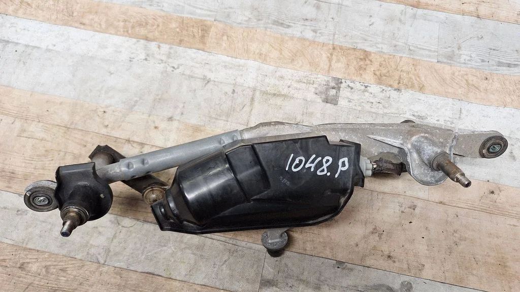 Wiper motor – right