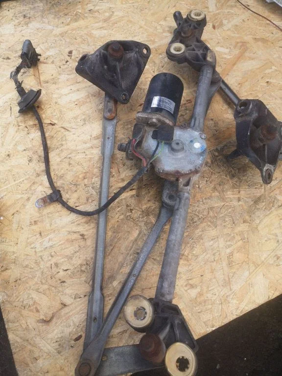 Front wiper linkage and motor – Chrysler Grand Voyager IV (2001-2007)