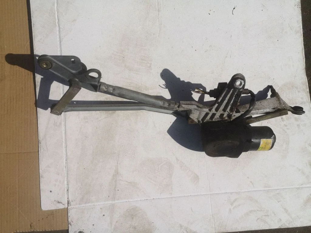 Front wiper linkage and motor – Renault Laguna I (1994-2000)