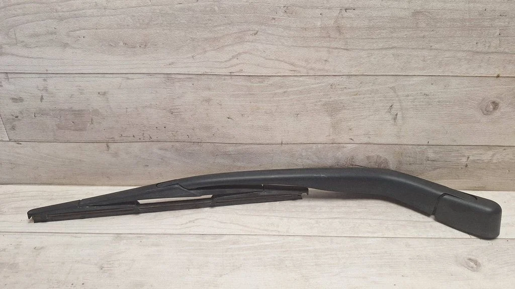 Rear wiper blade arm