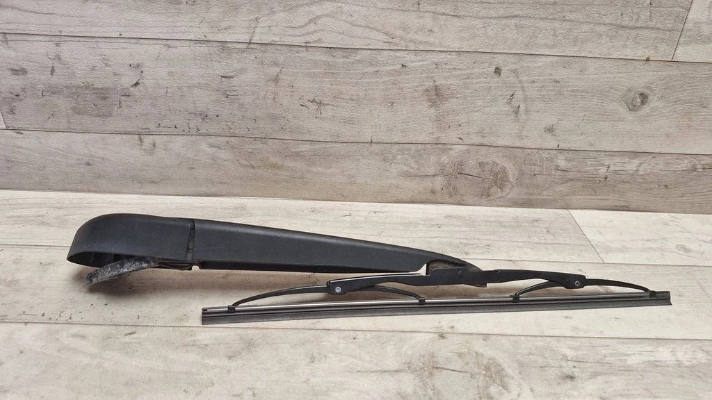 Rear wiper blade arm