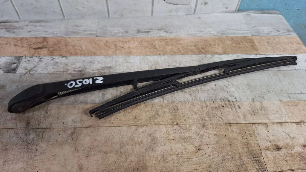 Rear wiper blade arm