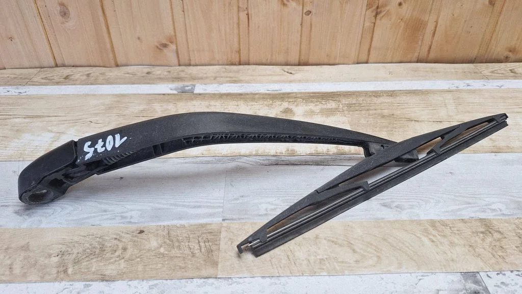 Rear wiper blade arm