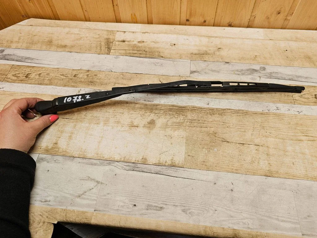 Rear wiper blade arm