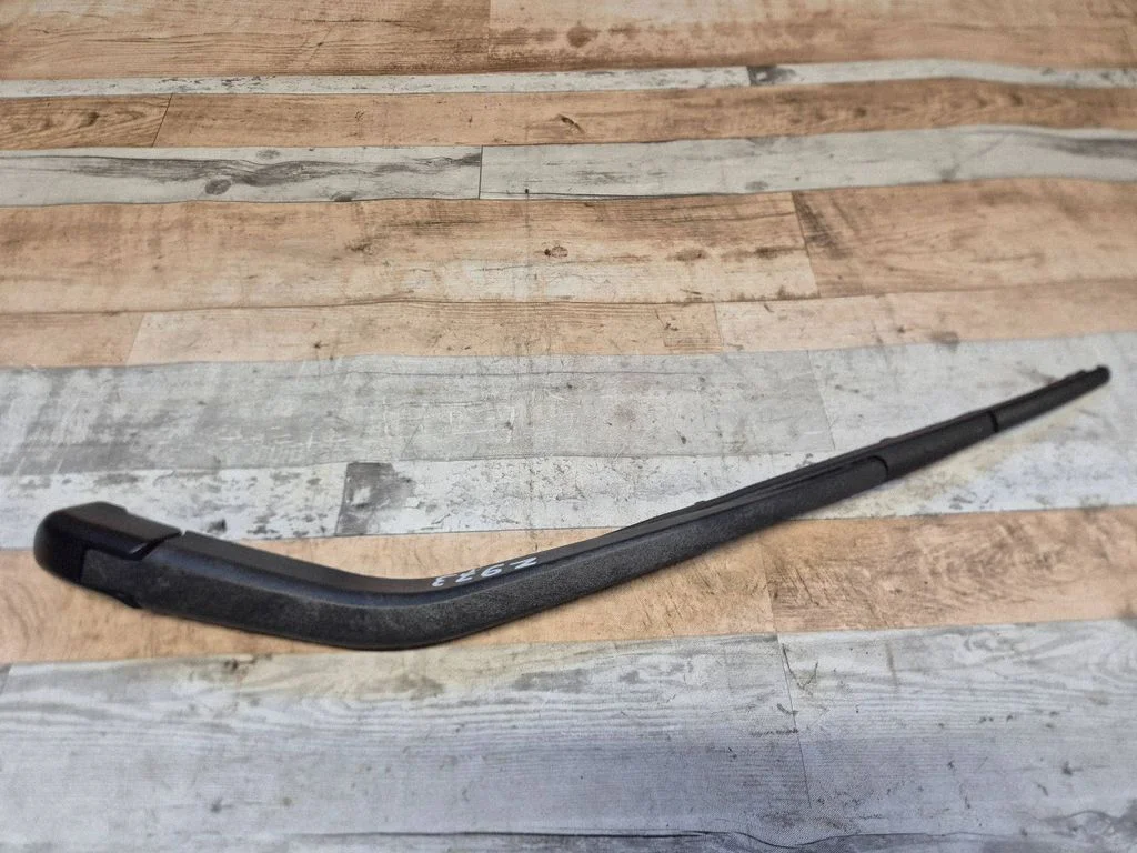 Rear wiper blade arm