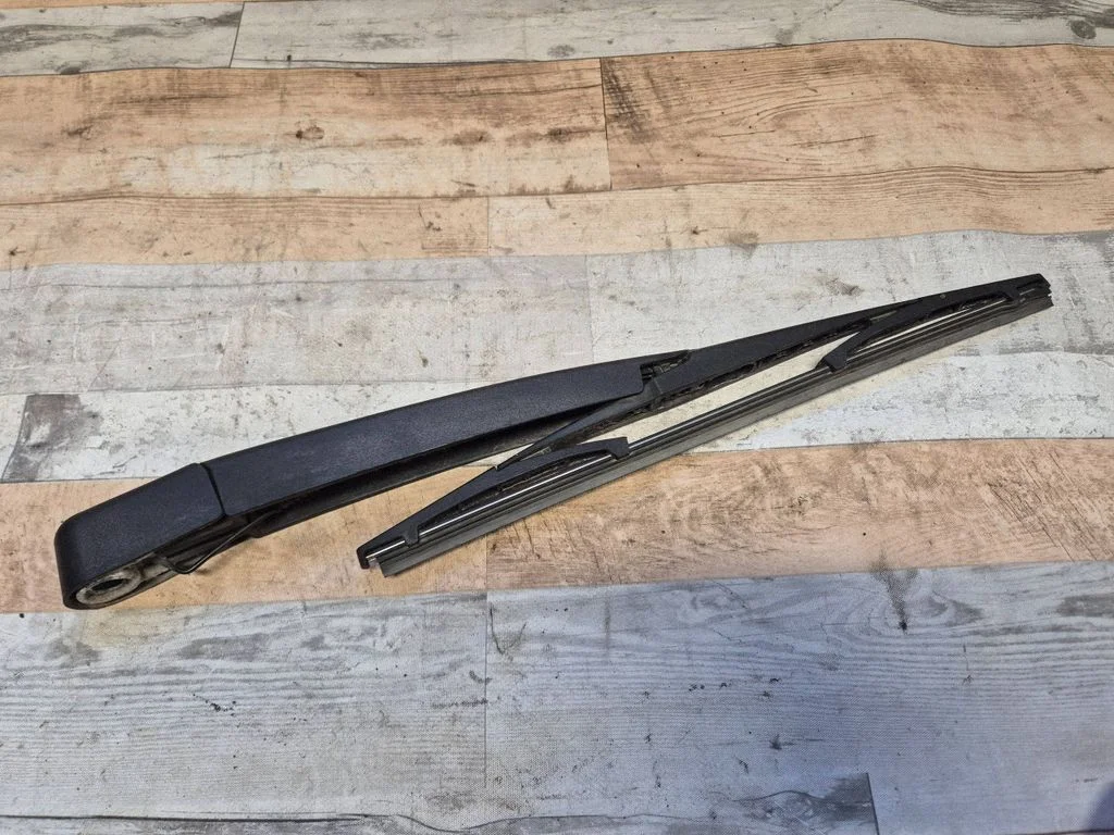 Rear wiper blade arm