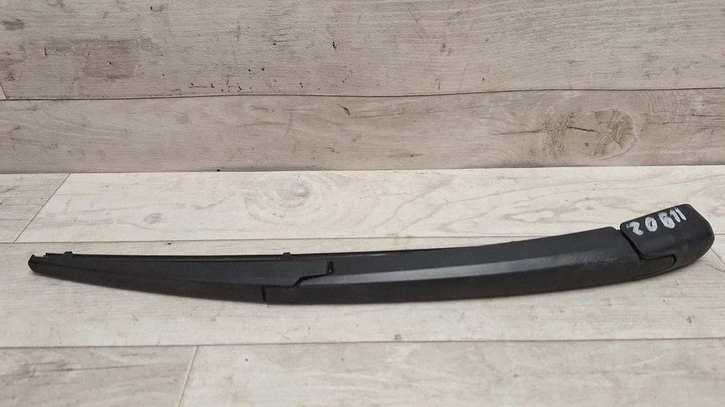 Rear wiper blade arm