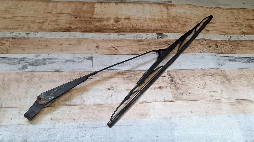Rear wiper blade arm