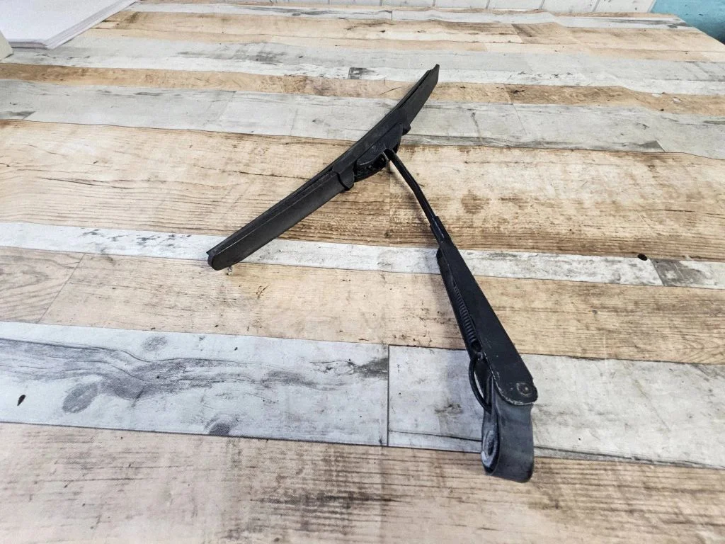 Rear wiper blade arm
