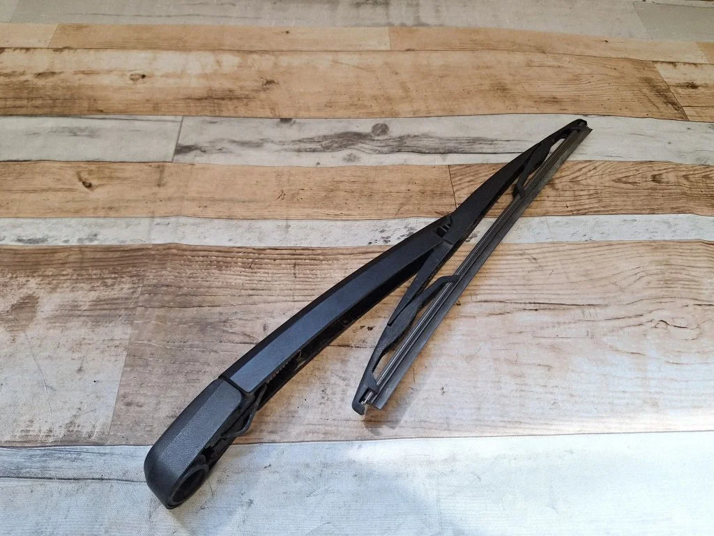 Rear wiper blade arm