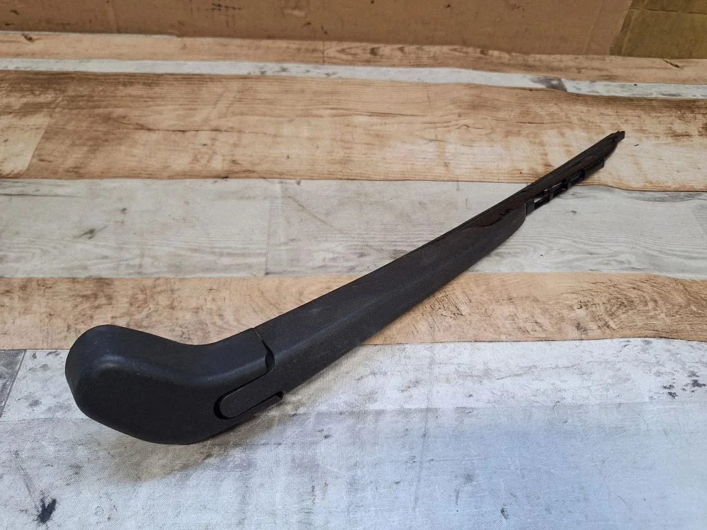 Rear wiper blade arm