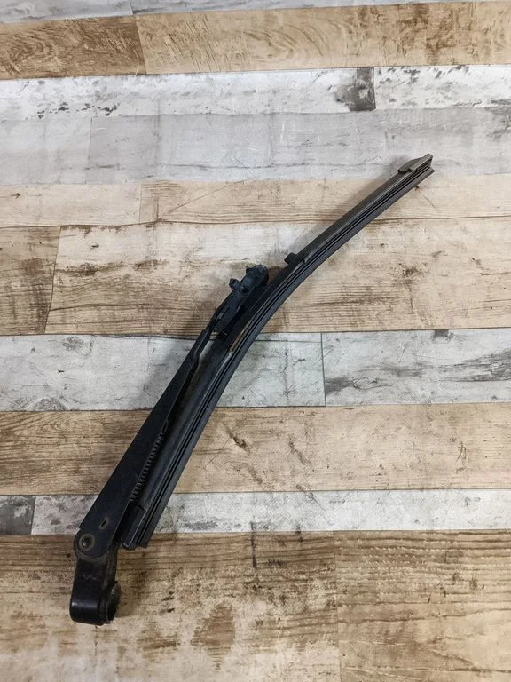Rear wiper blade arm