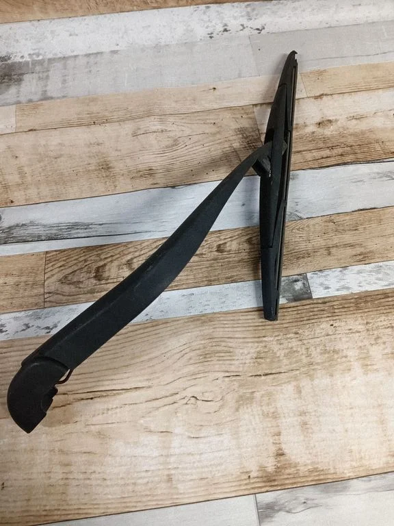 Rear wiper blade arm