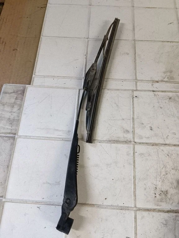 Rear wiper blade arm