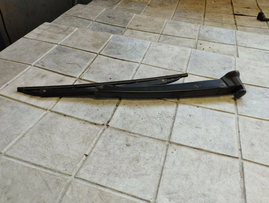 Rear wiper blade arm