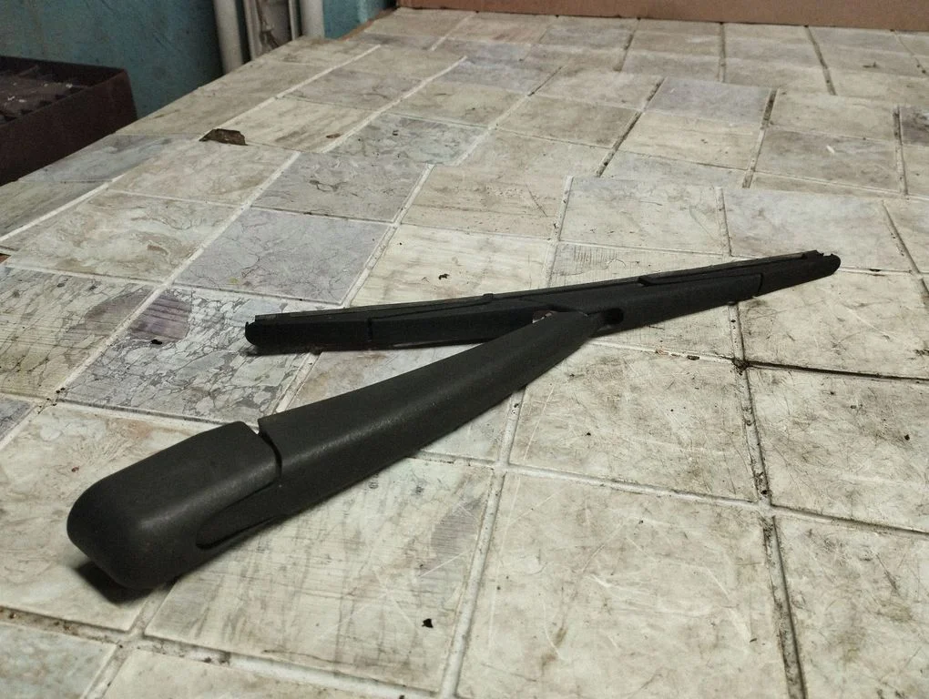 Rear wiper blade arm