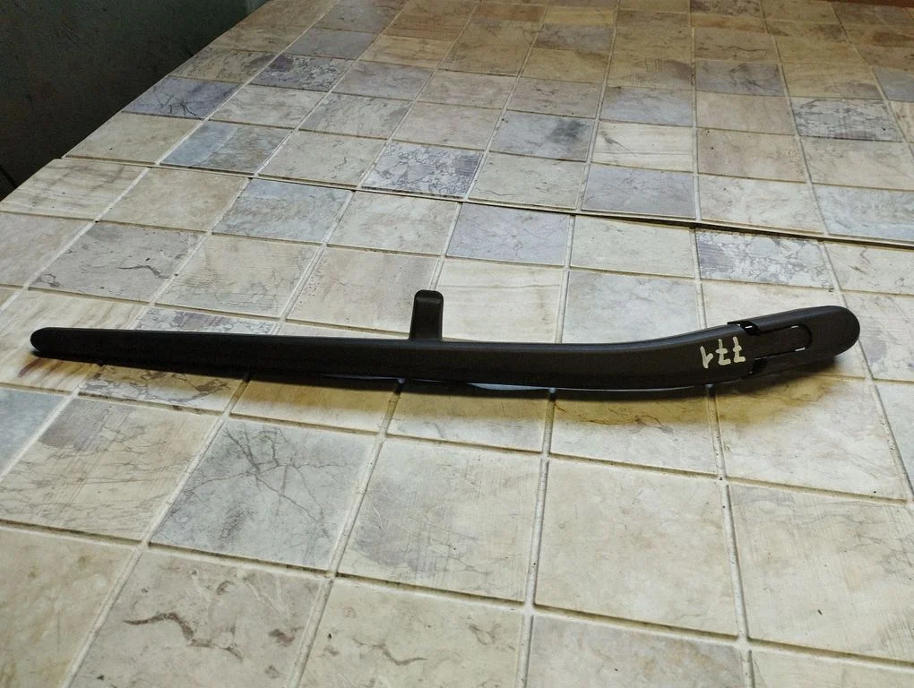 Rear wiper blade arm
