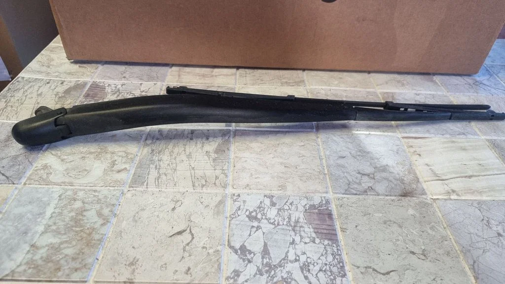 Rear wiper blade arm