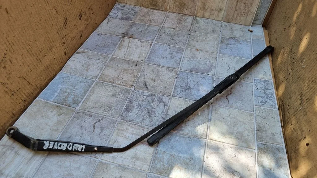 Rear wiper blade arm