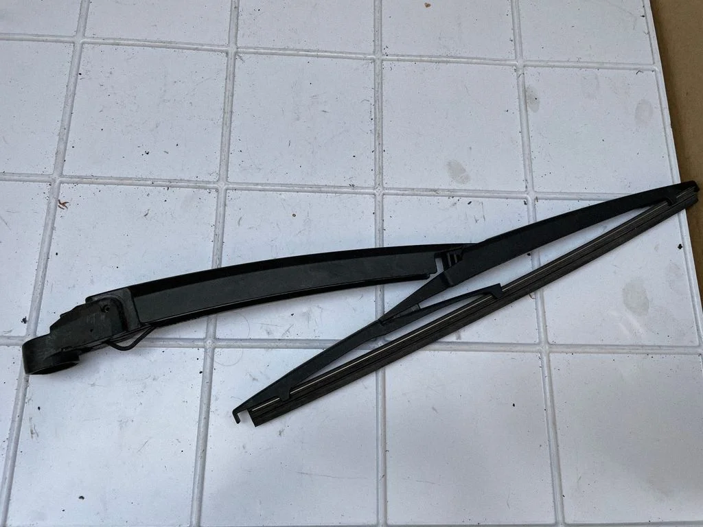 Rear wiper blade arm – Mazda 3 I (2003-2006)