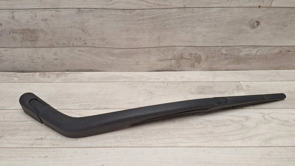 Rear wiper blade arm