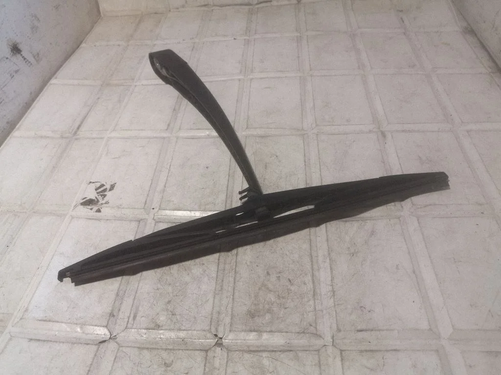 Rear wiper blade arm – Mazda 3 I (2003-2006)