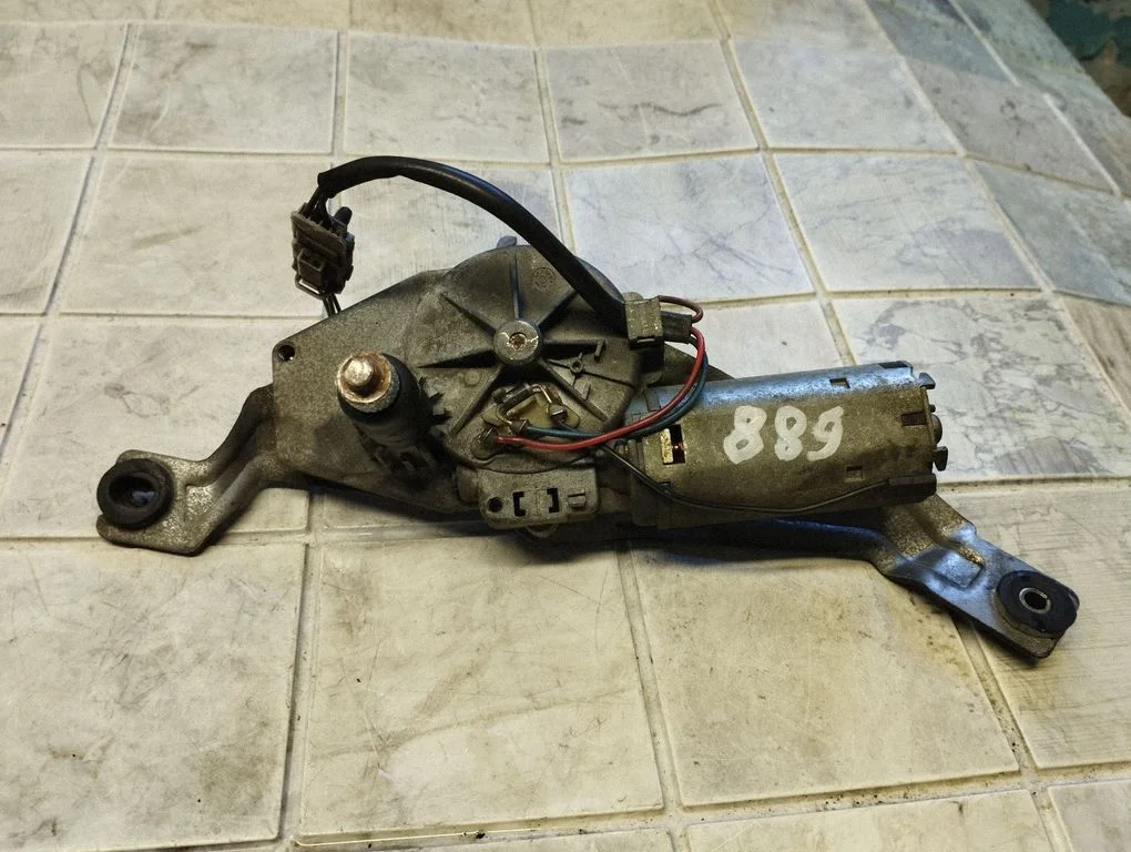 Tagaklaasi kojamehe mootor 28710BM415T