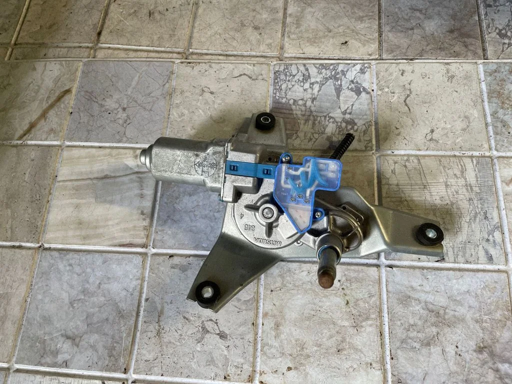 Aizmugurējā stikla tīrītāja motoriņš 33845
