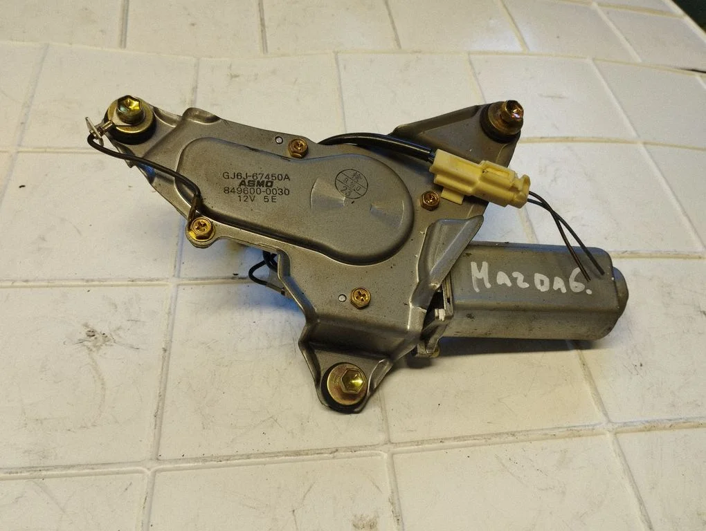 Aizmugurējā stikla tīrītāja motoriņš GJ6J67450A