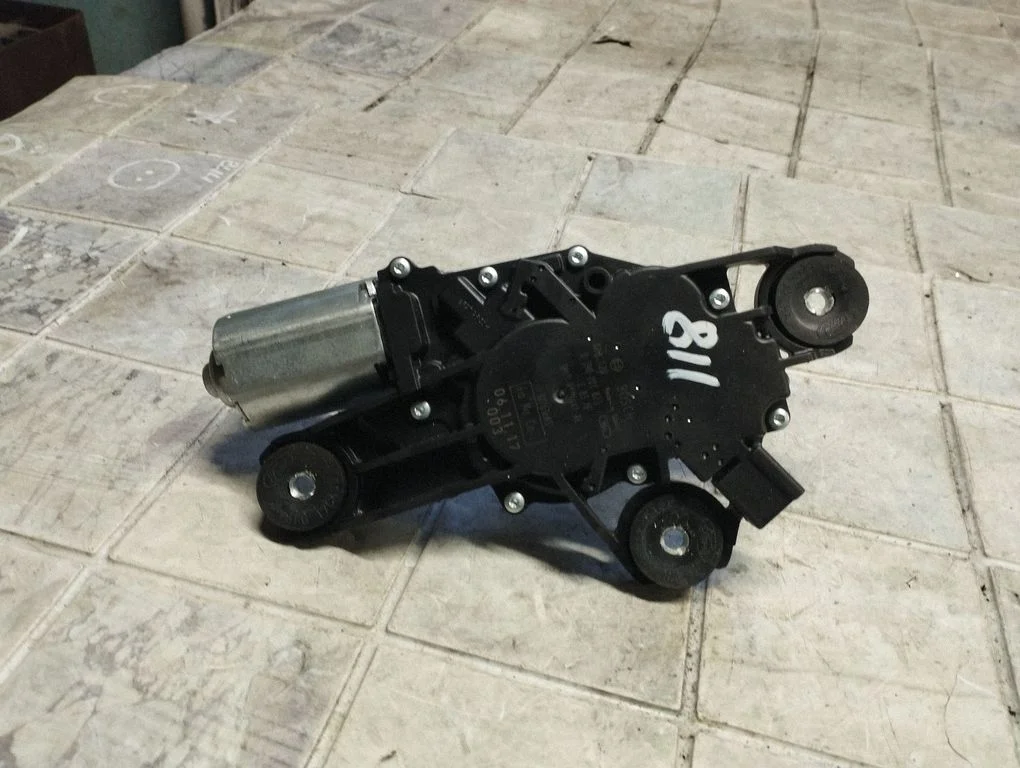 Aizmugurējā stikla tīrītāja motoriņš 3M51R17K441AE