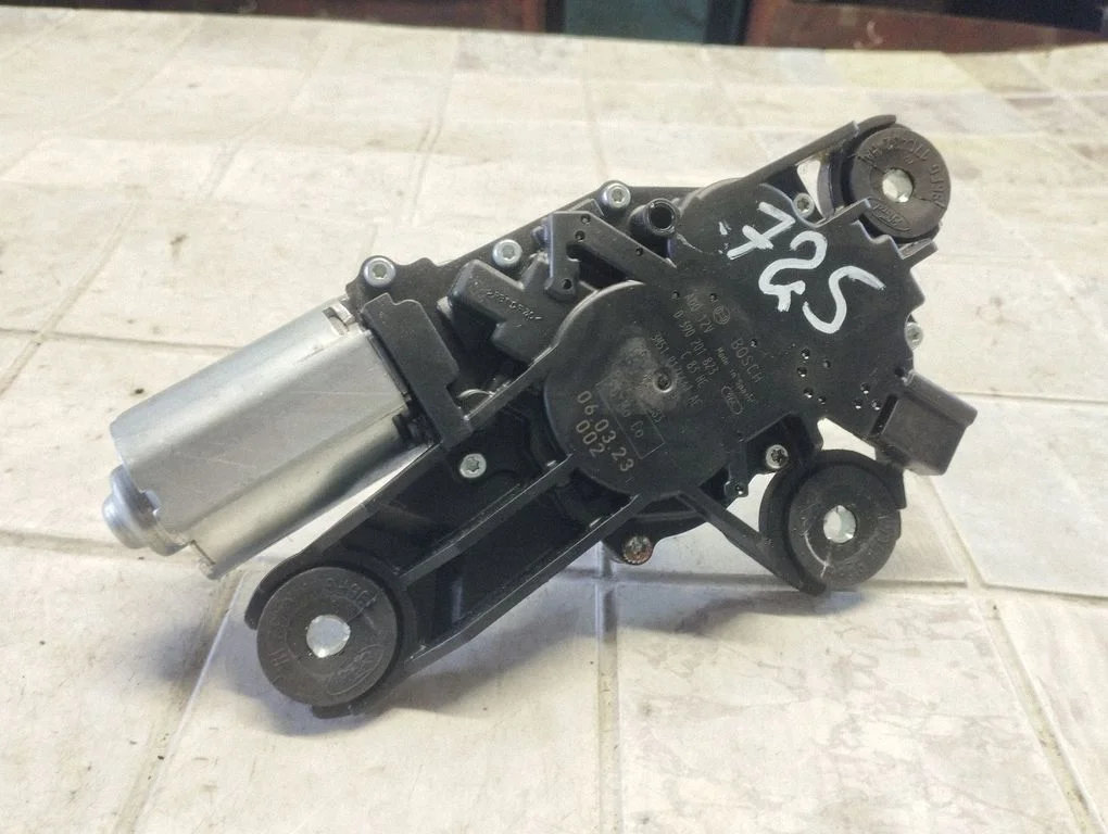 Aizmugurējā stikla tīrītāja motoriņš 0390201823