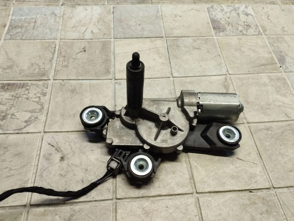 Aizmugurējā stikla tīrītāja motoriņš – Ford Galaxy (2006-2015)