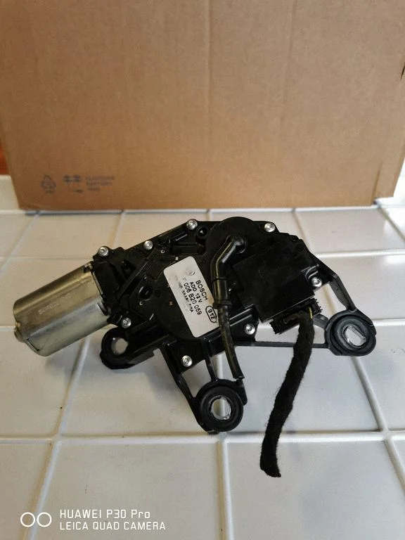 Aizmugurējā stikla tīrītāja motoriņš F006B20059