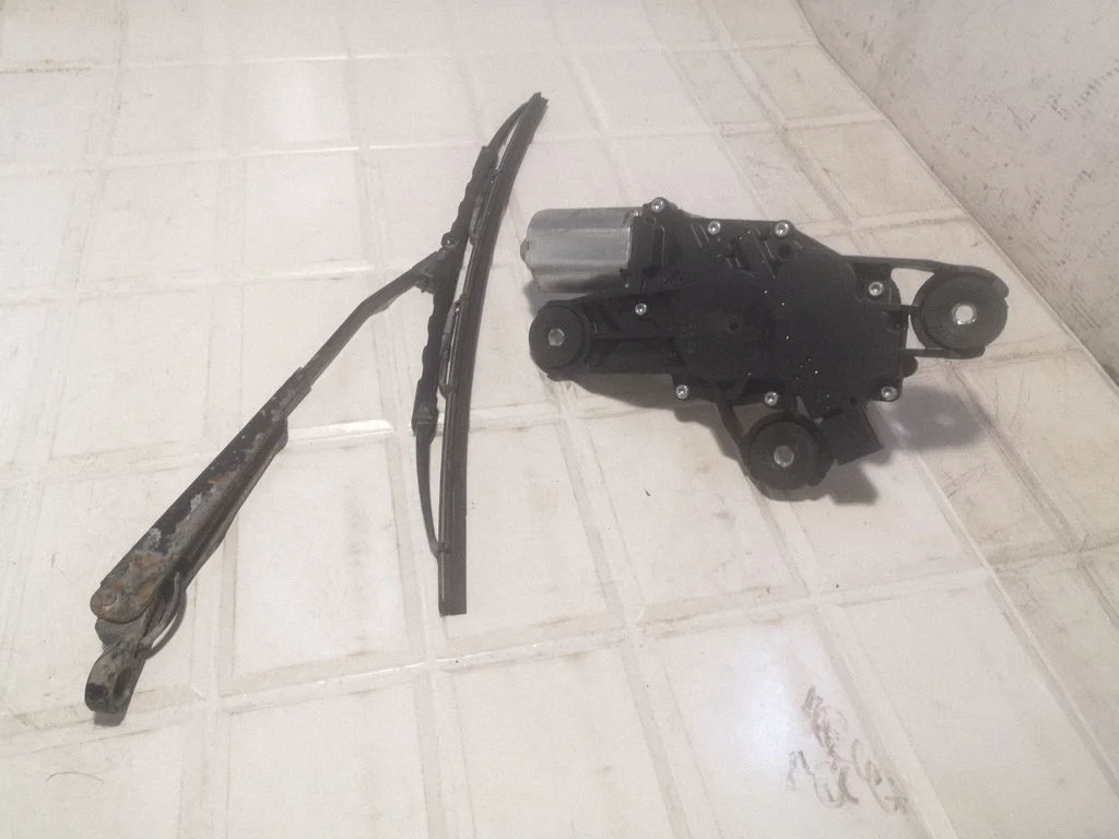 Aizmugurējā stikla tīrītāja motoriņš 0390201823