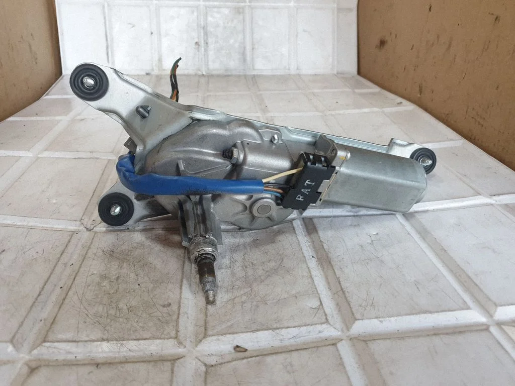 Aizmugurējā stikla tīrītāja motoriņš 987101J000