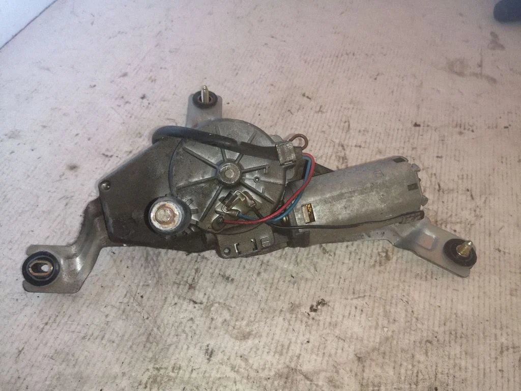 Aizmugurējā stikla tīrītāja motoriņš – Nissan Almera N16 (2000-2010)