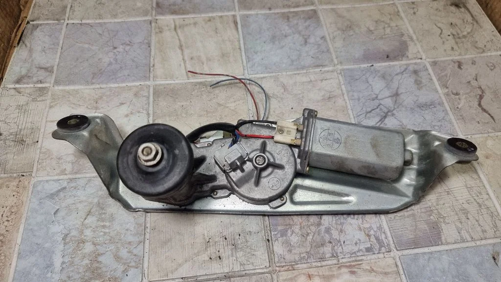 Aizmugurējā stikla tīrītāja motoriņš 34928581