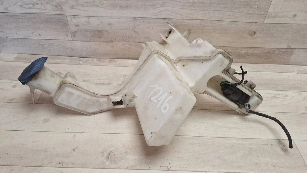 Windshield washer fluid reservoir/tank – Volkswagen Passat B5.5 (2001-2005)