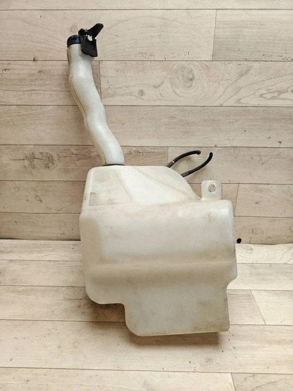 Windshield washer fluid reservoir/tank B805