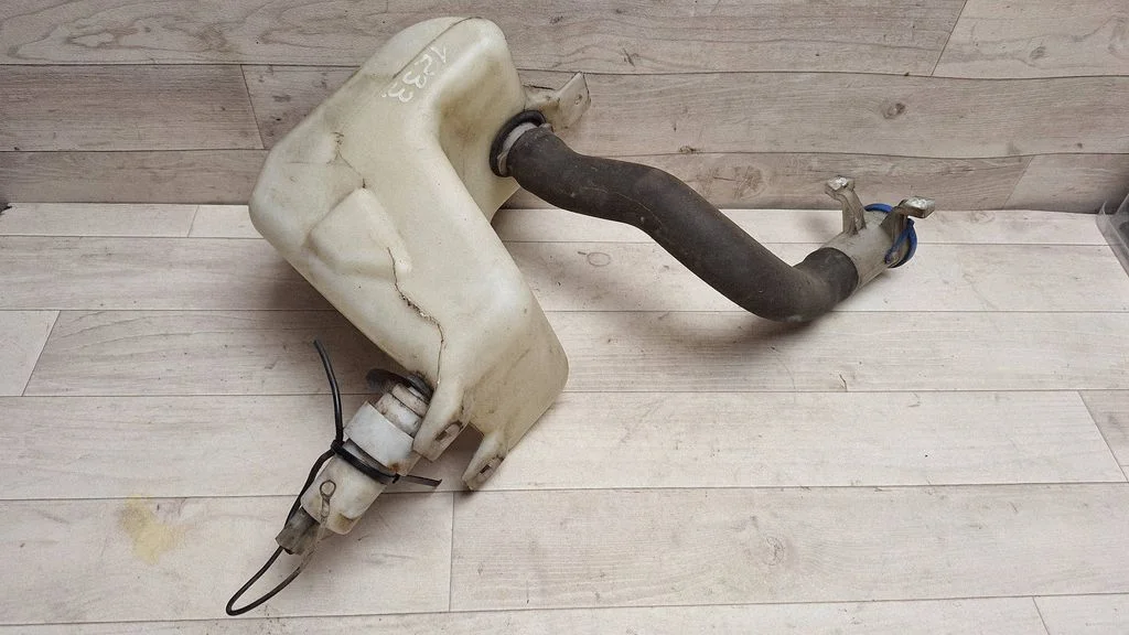 Windshield washer fluid reservoir/tank