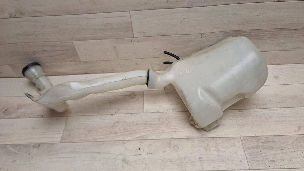 Logu mazgāšanas šķidruma tvertne 9648337580