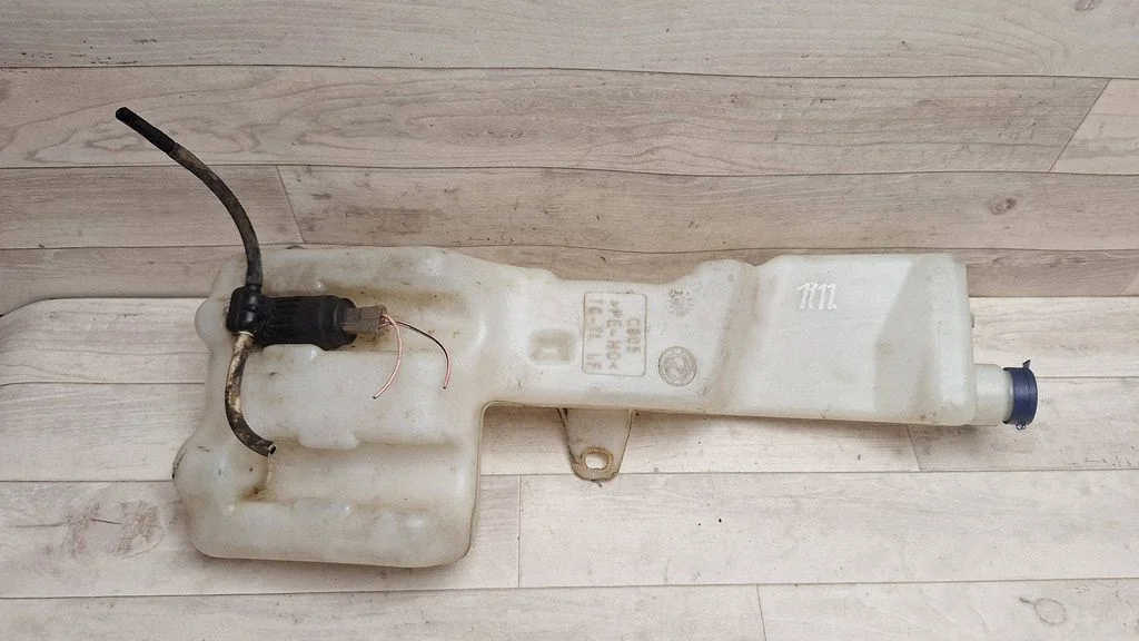 Logu mazgāšanas šķidruma tvertne C805