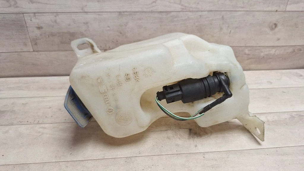 Windshield washer fluid reservoir/tank – Volkswagen Jetta IV (1999-2005)