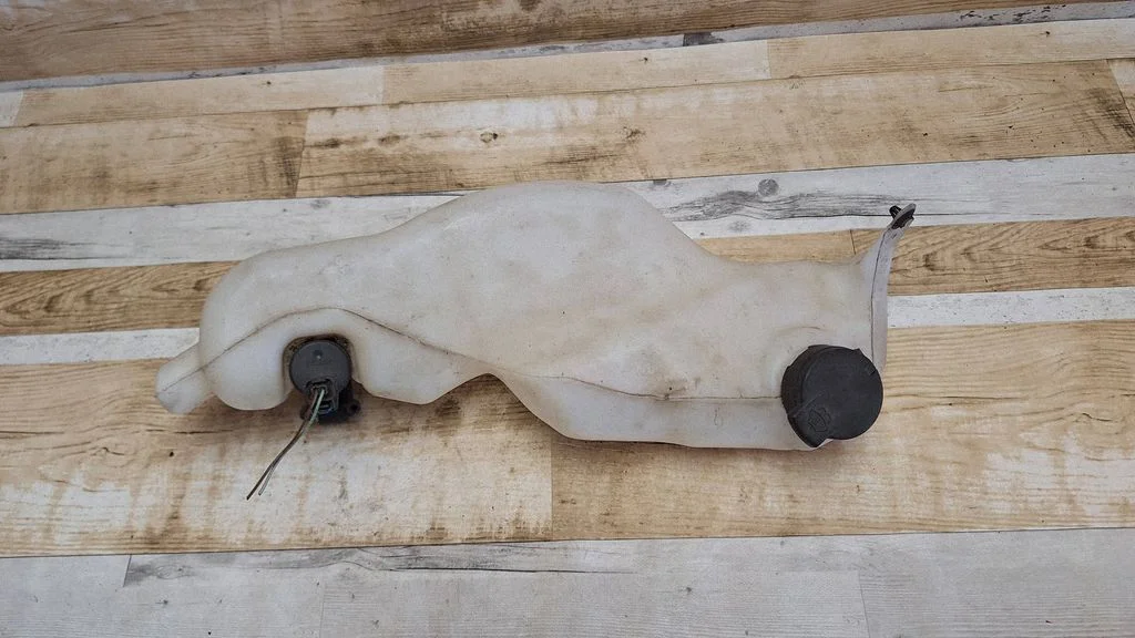 Windshield washer fluid reservoir/tank 289106925R