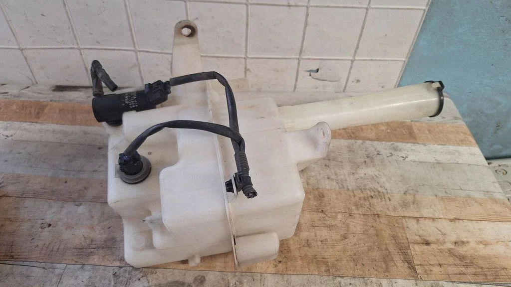 Logu mazgāšanas šķidruma tvertne 060351