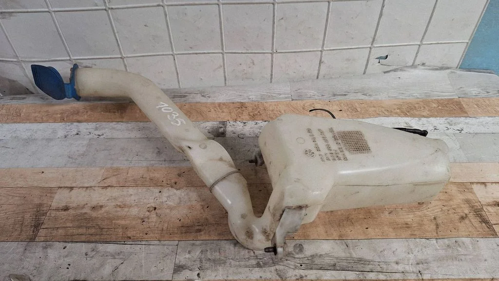 Logu mazgāšanas šķidruma tvertne 6Q0955453